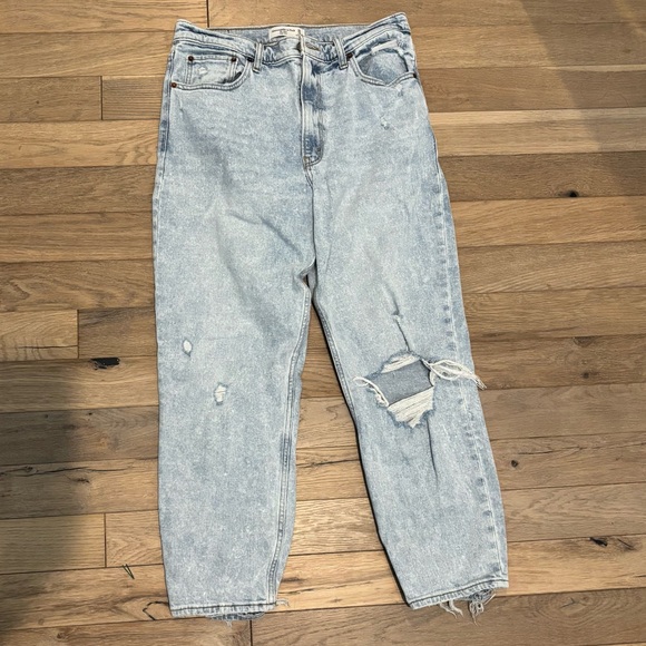 Abercrombie “The Mom HR” distressed jeans - Picture 2 of 4
